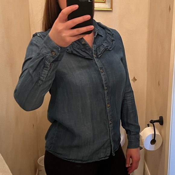 Fun top with great detail on front, back and collar. Form fitted - Picture 4 of 5